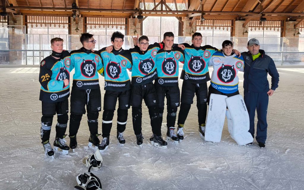 A Csabai Farkasok csapatában léptek pályára a szarvasi _u18-as jégkorongozók, Petrovics Soma (b3), Cziglédszky Barnabás (b4) és Bánfi Péter (kapus).