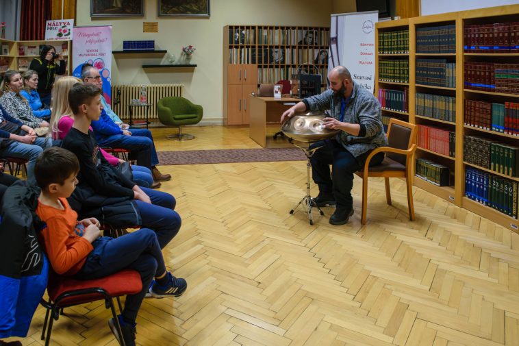 Szabó Zsolt a Városi Könyvtárban mutatta be az érdeklődő szarvasiaknak a handpant.