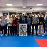 Csoportkép az évértékelő után a karateakadémián.