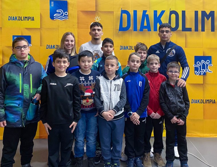 Benkások a Kozma István Magyar Birkózó Akadémián megrendezett grundbirkózó diákolimpiai döntőn.