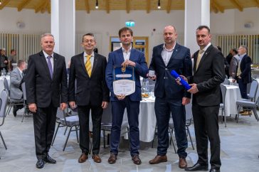 A Cortevát képviselő Gesztesi László termelési igazgató és Zakar Mihály üzemvezető átveszi az emléklapot és plakettet a város vezetőitől.