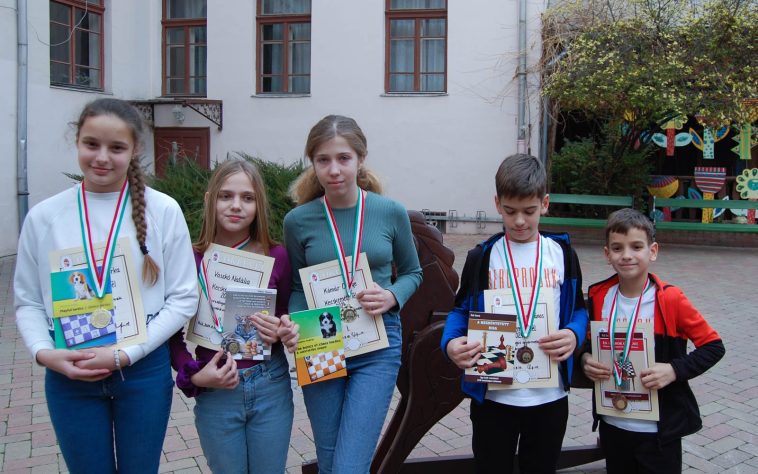 A fotón a a kecskeméti érmesek láthatók.