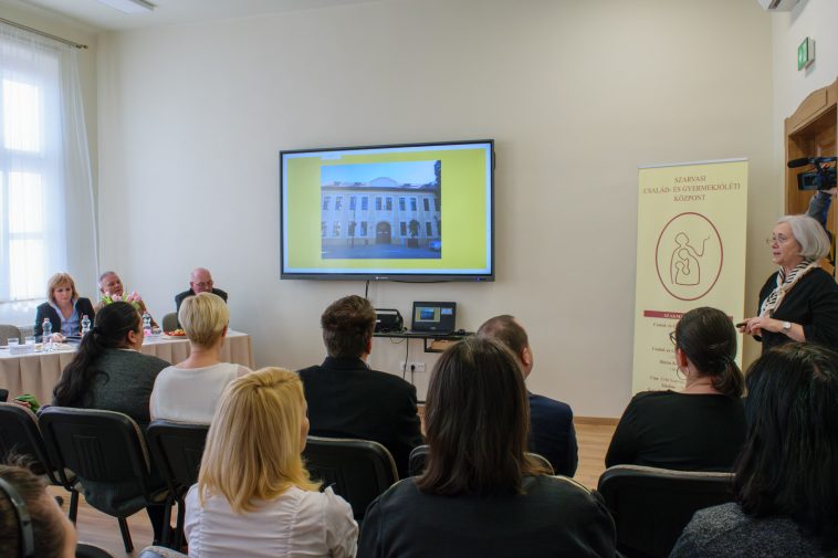 Tóth Tamásné tartotta a tanácskozás bevezető prezentációját.