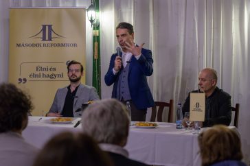 Vona Gábor Szarvason. Jobbján Buzás Gyula, balján a párt szakmai igazgatója, Buzás Balázs.