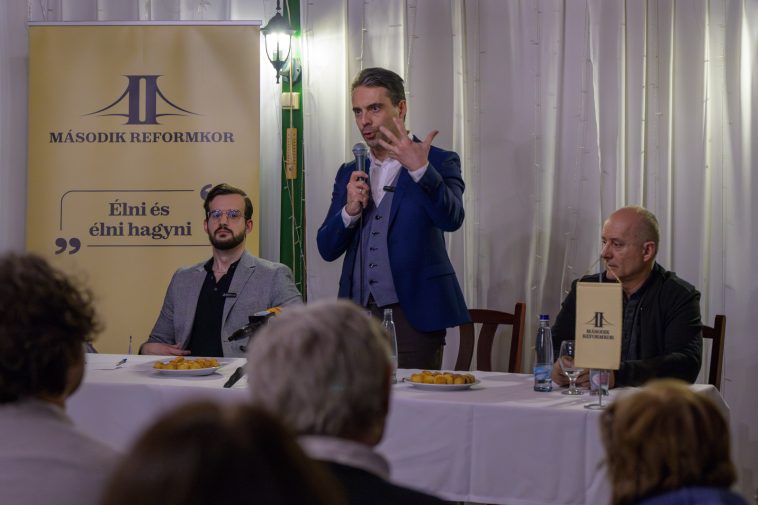 Vona Gábor Szarvason. Jobbján Buzás Gyula, balján a párt szakmai igazgatója, Buzás Balázs.