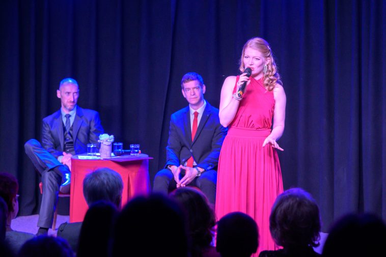 Tatár Bianka a Cervinus Teátrum nőnapi előadásában. Mögötte Timkó János és Boronyák Gergely.