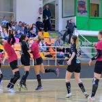 Nagy Emese labdáját fogadja Papp Zsófi (Fotó: Babák Zoltán)