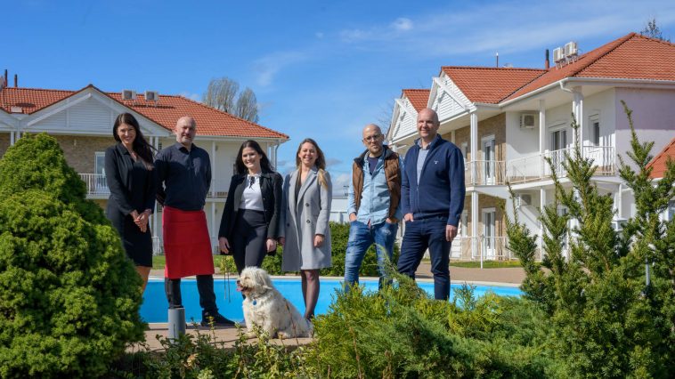 Az Aranyszarvas Panzió menedzsmentje.