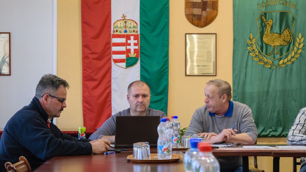 Kerek Mihály képviselő, Lázár Zsolt evangélikus esperes és Molnár József polgármester a Csabacsűd Nagyközség Önkormányzata testületének ülésén 2024. március 25-én.