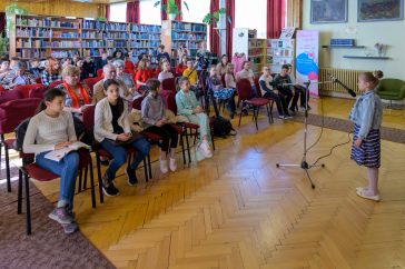 A Versmaraton idei versfolyamának kezdetén a Városi Könyvtárban.