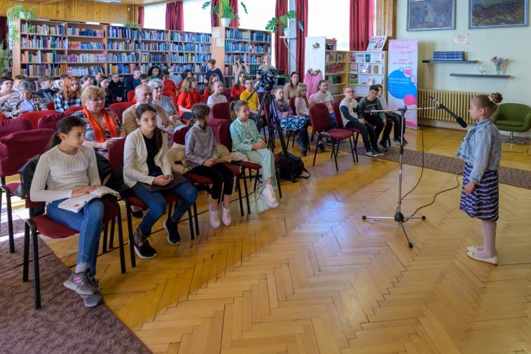 A Versmaraton idei versfolyamának kezdetén a Városi Könyvtárban.