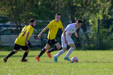 Lós István és Csipai Márk a békési egyenlítő gólt a 78. percben szerző Nagy Jenő Viktort üldözi.