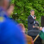 Magyar Péter beszédet mond a történelmi Magyarország közepénél 2024. április 18-án.