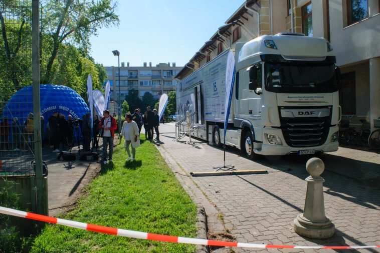 A szűrőkamionban a legkorszerűbb vizsgálati eszközökkel 50 féle vizsgálatot tudnak elvégezni.