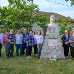 Megemlékezők Vértesi Mihály szobránál 2024. május 6-án.