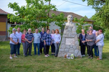 Megemlékezők Vértesi Mihály szobránál 2024. május 6-án.