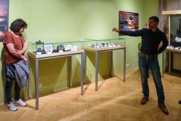 Szklenár Tamás kiállításának előadással egybekötött megnyitóján május 11-én a Tessedik Sámuel Múzeumban.