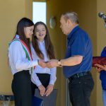 Molnár József átnyújtja a település kulcsát a gyermekpolgármesternek és helyettesének, Kiszel Adriennek és Csillik Mónikának.