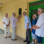 A veterán kézilabdázók megkoszorúzták Bankó Sándor emléktábláját az Alkotmány úti sportcsarnok falán.