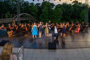 A Szarvasi Vízi Színház 2024 évi programsorozatát egy nulladik napi koncerttel a Szent István Filharmonikusok indították.