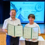 Hévizi Róbert és Vágó Emese az aláírt együttműködési megállapodással.