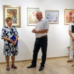 Terhesné Szekera Ilona, dr. Demeter László, a háttérben Kunos András a Ruzicskay Alkotóházban Ili június 22-én megnyílt 18–70-ig című kiállításán.