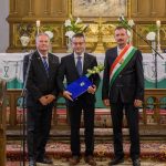 Babák Mihály polgármesternek dr. Melis János, a megye egyetlen címzetes főjegyzője,és Molnár Etele alpolgármester adta át a díszpolgári címet igazoló oklevelet.