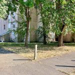 Az egykori neolog zsinagóga helyén, a Rákóczi utca és a Béke köz sarkán lévő háromszög alakú zöldterületen áll majd az emlékmű.