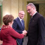 Závogyán Magdolna kultúráért felelős államtitkár átadja Pécsváradi Antal Ernőnek, a szarvasi Vajda Péter Evangélikus Gimnázium tanárának a Magyar Arany érdemkereszt polgári tagozat kitüntetést.