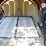 Verő Tamás rabbi tiszteleg a 355 elhurcolt szarvasi áldozat emlékére állított márványtábla előtt.