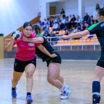 Szöllősi Petra (Szarvasi NKK, pink) és Szőke Evelin (Mezőtúri AFC, fekete) küzdelme a labdáért.