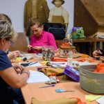 Készül a madárijesztő asztaldísz a Tessedik Sámuel Múzeumban 2024. szeptember 21. délelőttjén.