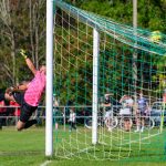 Tasi Kristóf sorfalat megkerülő szabadrúgását csak nézni tudta Petrovics Zsolt.