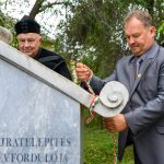 Hévizi Róbert, a Békéssy János Helytörténeti Egyesület elnöke a megemlékezésen. A háttérben Végh Tamás református lelkész.