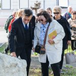 Babák Mihály polgármester és Misúrné Gerő Zsuzsanna az 1944-ben elhurcolt zsidó származású szarvasi polgárok emlékművénél.