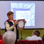 Bődi Mária a Rákócziról elnevezett hímzést mutatja közönségének.