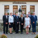 Csabacsűd Nagyközség Önkormányzatának képviselő-testülete, jegyzője és aljegyzője a Csabacsűdi Polgármesteri Hivatal előtt 2024. október 8-án.