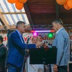 Kozsuch Kornél, a Békés Vármegyei Agrárkamara elnöke gratulál Závoda Ferencnek.