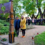 Az 56-os forradalmár, Hován József utódai tisztelegnek az 56-os emlékmű előtt Csabacsűdön 2023. október 23-án.