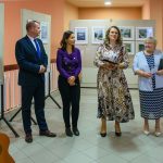 Hodálik Pál polgármester, Baráth Nóra, Szuhaj György tanítványa, valamint Körösparti Ágnes és Brachna Irén, a Chován jelenlegi és korábbi igazgatója a 60 éves évforduló nyitórendezvényén 2024. október 25-én a Cervinus Teátrumban.