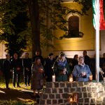 Csendes megemlékezésre és gyertyagyújtásra jöttek össze szarvasiak 2024. november 4-én.