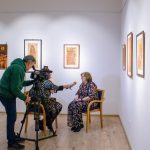 Demeterné Vacsi Mária interjút ad a Körös Televízió stábjának, Fodor Mariann riporternek és Ambrus György operatőrnek.