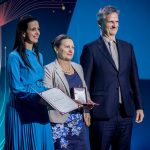 Kantiné Szín Mária (középen) átveszi a díjat Koncz Zsófiától, a Kulturális és Innovációs Minisztérium családokért felelős államtitkárától.