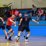 Győztes mérkőzésük után az Éremgyár (pinkben) a lelátóról követi a sarkukban levő Gólgyártókat, akik végül 2-1-re vereséget szenvedtek a Centrál Tetőtől.