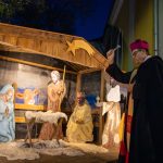 Msgr.Szurovecz Vince pápai káplán, főesperes megáldja a betlehemet.