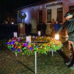 Fellobbant az első gyertya lángja Csabacsűd adventi koszorúján.