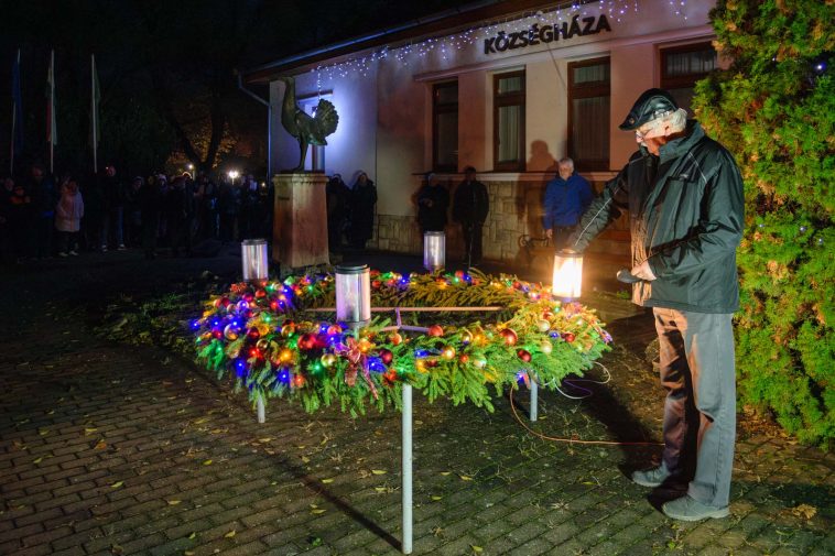 Fellobbant az első gyertya lángja Csabacsűd adventi koszorúján.
