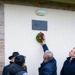 Megkoszorúzzák Velencei György emléktábláját a roma közösségi háznál 2024. december 7-én.