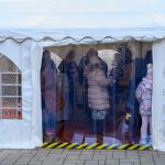 A Szarvasi Család– és Gyermekjóléti Központ udvarán felállított adományosztó sátorban fogadják az Emberöltő Alapítvány karácsonyi jótékonysági akciójára, a Mindenki karácsonyára érkezőket 2024. december 17-én.