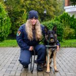 Korbely Dominika rendőr őrmester és Cody, a Szarvasi Rendőrkapitányság kötelékében 2024 júliusa óta szolgáló német juhászkutya.